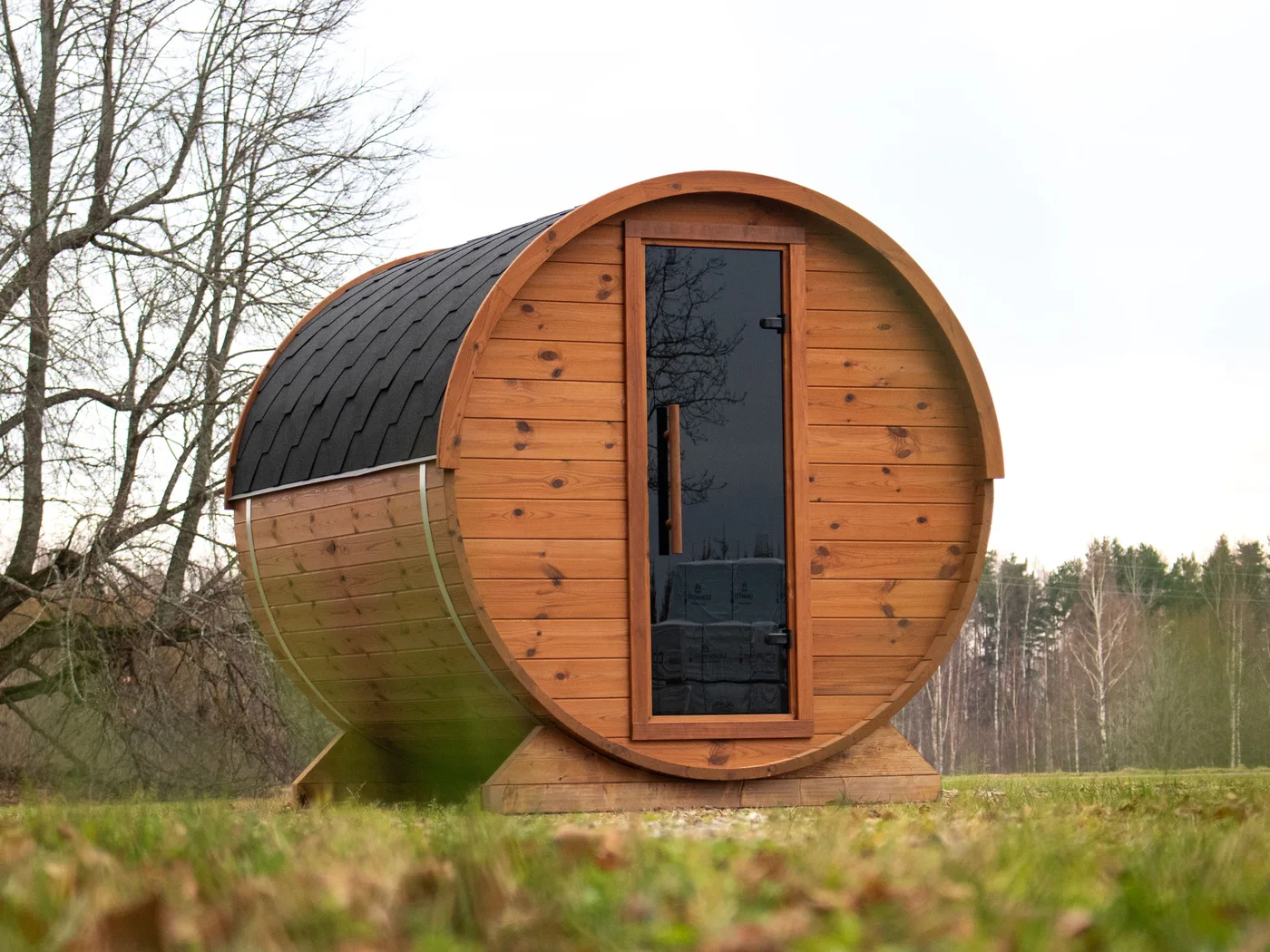 Lerra Pure barrel sauna standing in a field