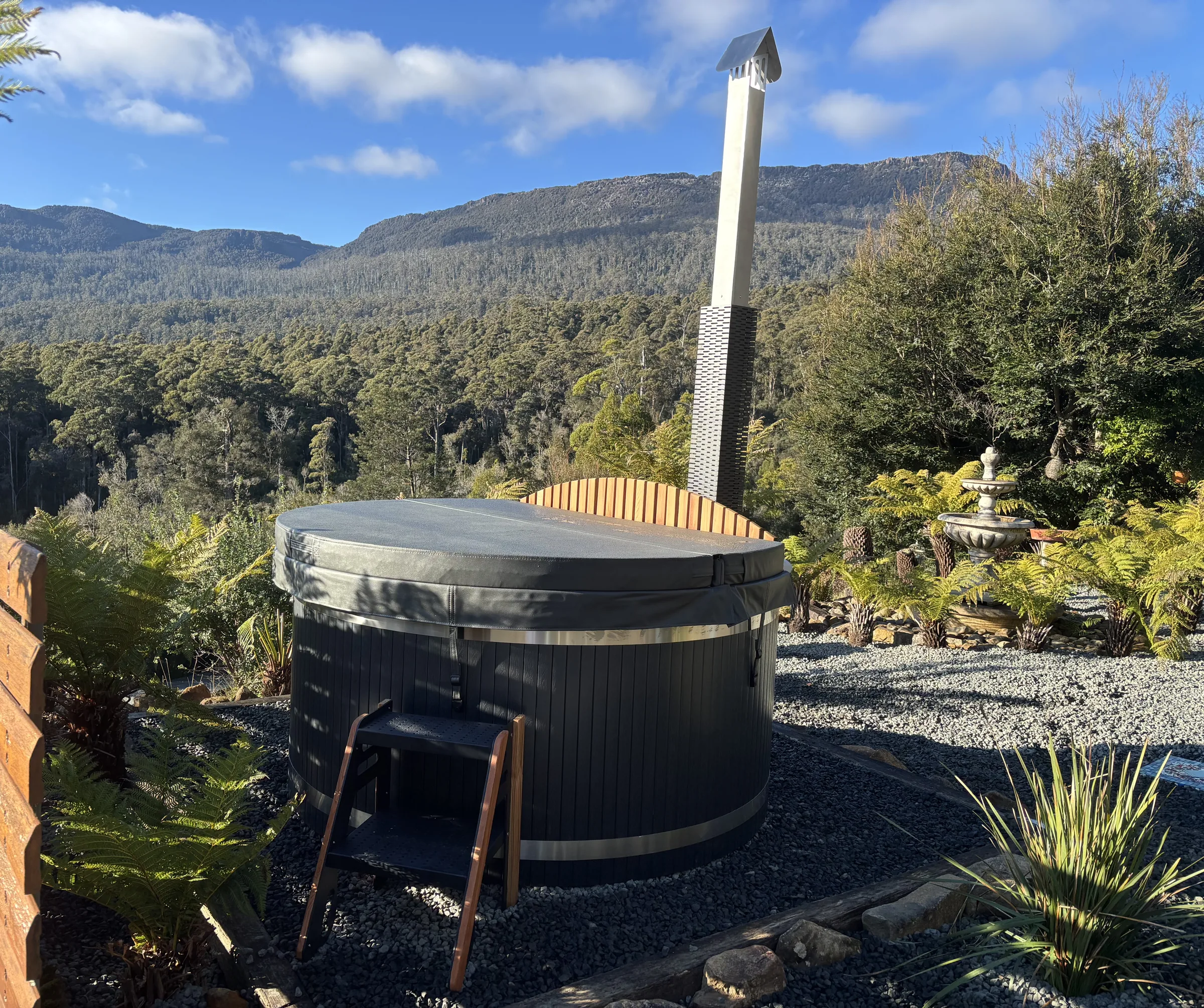 Wood-fired hot tub with a mountain view in Western Creek, Tasmania